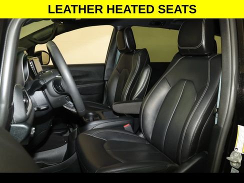 Used 2025 Chrysler Pacifica Select FWD image 3