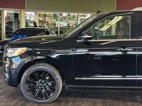 Used 2023 Lincoln Navigator Reserve w/ Monochromatic Package AWD/4WD image 15