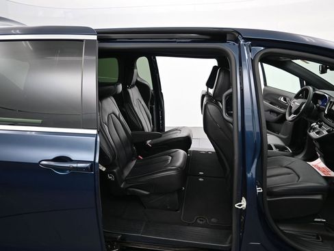 Used 2025 Chrysler Pacifica Select image 19