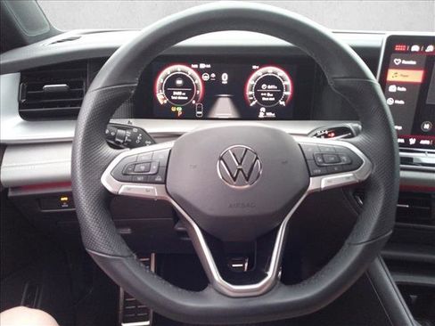 Used 2025 Volkswagen Tiguan SE R-Line FWD image 19