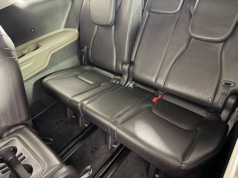 Used 2025 Kia Carnival EX FWD image 28