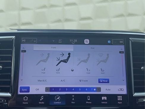 Certified 2024 Chrysler Pacifica Limited image 24