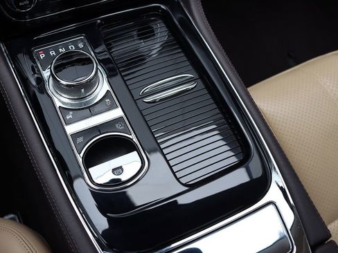 Used 2014 Jaguar XJ image 22