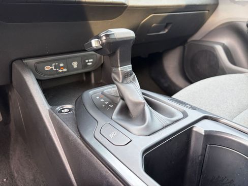 Used 2025 Kia K4 LXS image 40