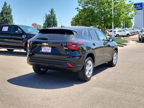 Used 2025 Chevrolet Trax LS w/ LS Convenience Package FWD image 3