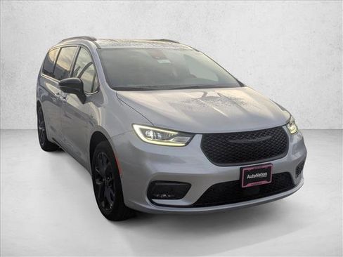 New 2026 Chrysler Pacifica Limited w/ S Appearance Package AWD/4WD image 7