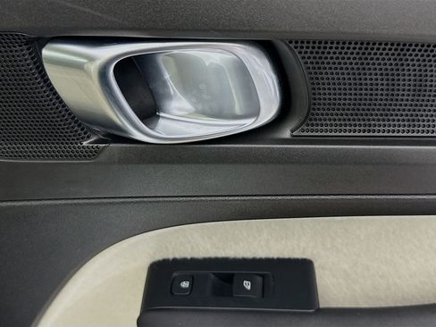 Used 2023 Volvo XC40 B4 Ultimate image 30