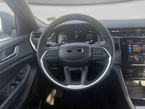 Used 2025 Jeep Grand Cherokee Laredo w/ Luxury Tech Group I image 13