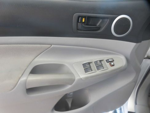 Used 2010 Toyota Tacoma PreRunner image 15