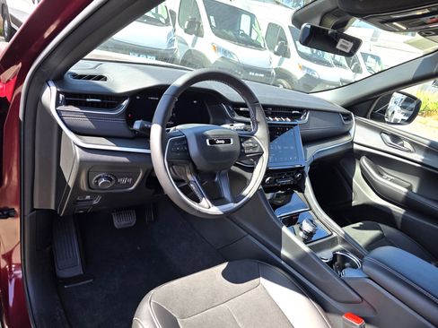 New 2025 Jeep Grand Cherokee Altitude image 8