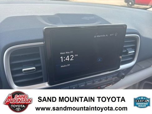 Used 2024 Hyundai Venue Limited FWD image 21