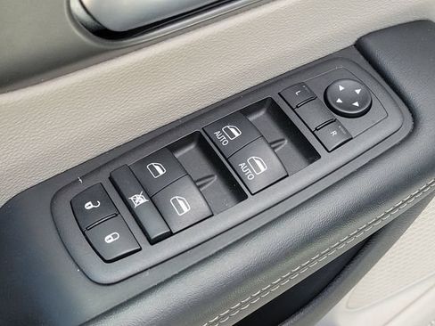 Used 2023 Chrysler Pacifica Touring-L FWD image 20