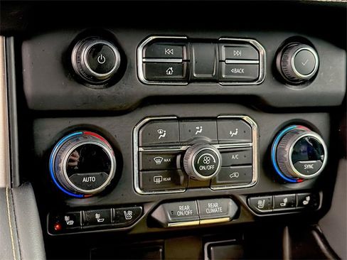 Used 2023 Chevrolet Suburban Premier image 15