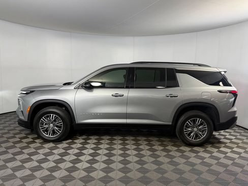 Used 2025 Chevrolet Traverse LT FWD image 11