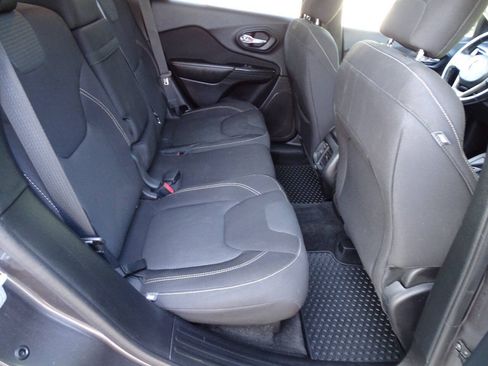Used 2016 Jeep Cherokee 4WD Latitude w/ Comfort & Convenience Group image 38