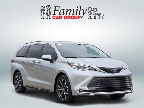 Used 2025 Toyota Sienna Platinum image 2