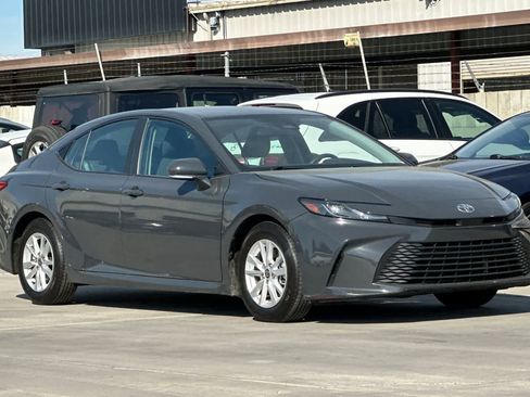 Used 2025 Toyota Camry LE image 10