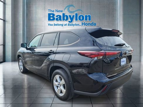 Used 2024 Toyota Highlander LE AWD/4WD image 3