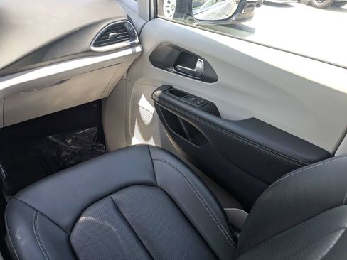 Used 2024 Chrysler Pacifica Touring-L FWD image 17