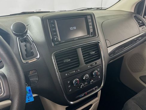 Used 2018 Dodge Grand Caravan SE w/ UConnect Hands-Free Group FWD image 15