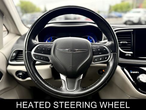 Used 2022 Chrysler Pacifica Touring-L w/ Uconnect Theater Family Group FWD image 17