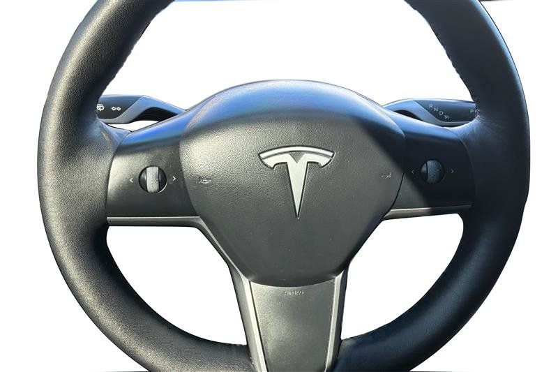 Used 2022 Tesla Model Y Long Range AWD/4WD image 17