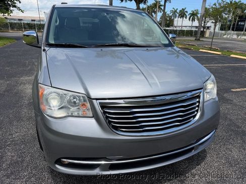 Used 2013 Chrysler Town & Country Limited w/ Luxury Group FWD image 15
