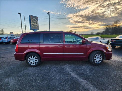 Used 2013 Chrysler Town & Country Touring image 4