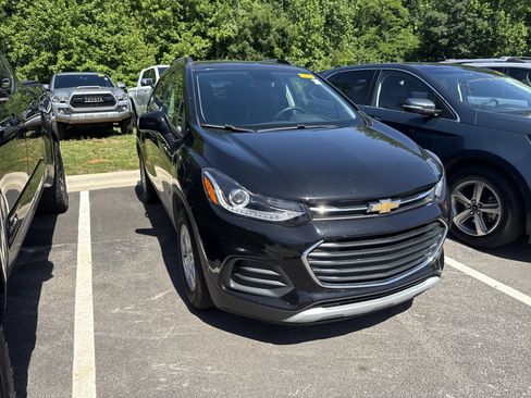 Used 2021 Chevrolet Trax LT w/ LT Convenience Package FWD image 3