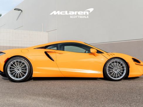 New 2026 McLaren Artura image 8