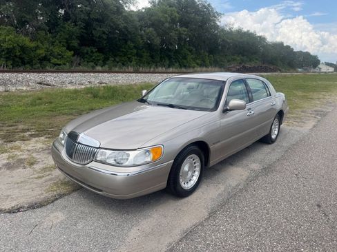 Used 1999 Lincoln Town Car Executive RWD image 3