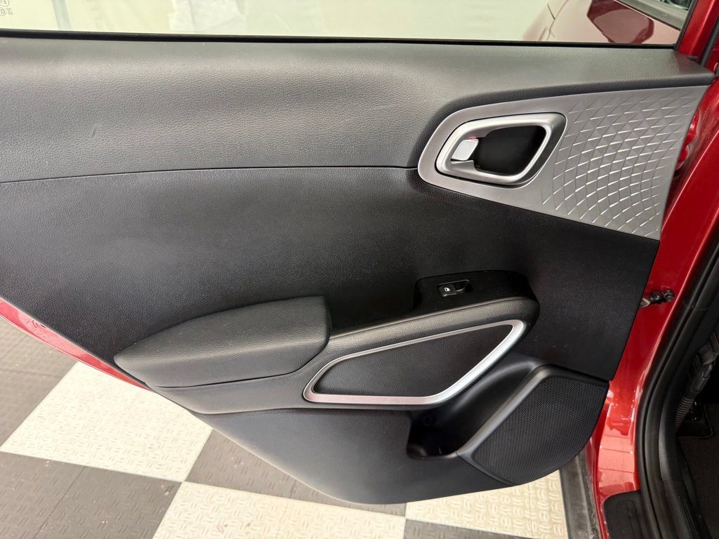 Used 2023 Kia Soul LX w/ LX Technology Package FWD image 17