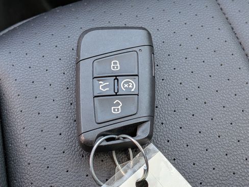 Used 2024 Volkswagen Tiguan SE w/ Panoramic Sunroof Package image 37