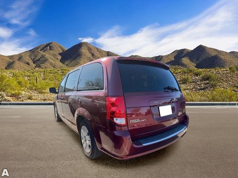 Used 2018 Dodge Grand Caravan SXT FWD image 3