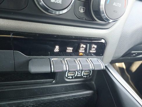 Used 2022 RAM 1500 Big Horn AWD/4WD image 30