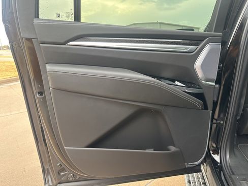 Used 2025 Cadillac Escalade ESV V w/ LPO, ONYX Package image 37