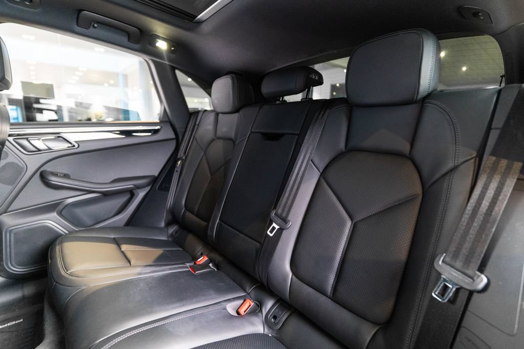 Certified 2026 Porsche Macan AWD/4WD image 33