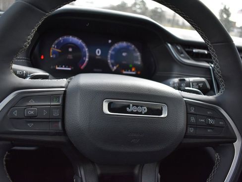 Used 2024 Jeep Grand Cherokee Altitude image 18