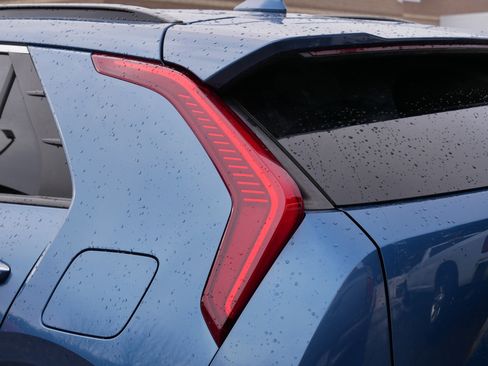 Used 2023 Kia Niro SX Touring image 17