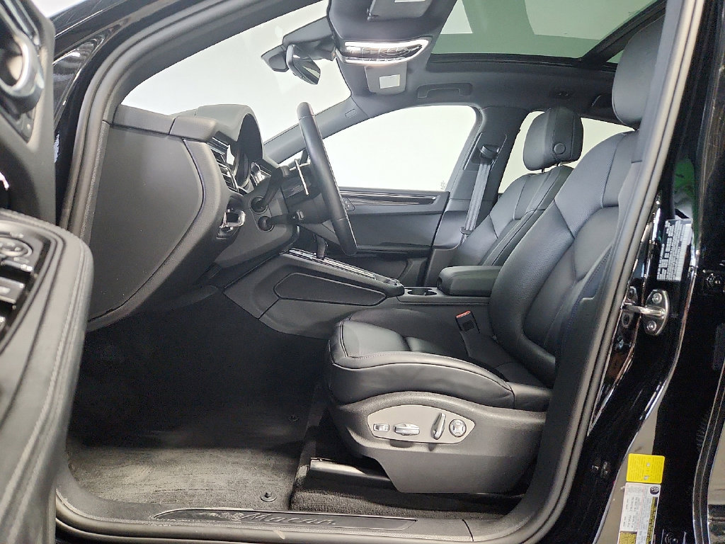 Certified 2026 Porsche Macan AWD/4WD image 5