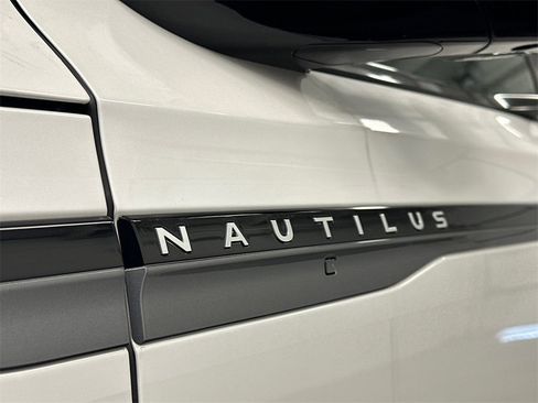 Used 2026 Lincoln Nautilus Reserve w/ Jet Appearance Package image 15