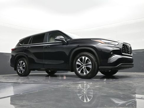 Used 2025 Toyota Highlander XLE FWD image 27