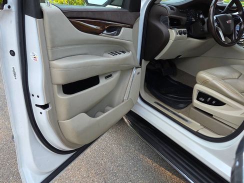 Used 2017 Cadillac Escalade Luxury AWD/4WD image 31