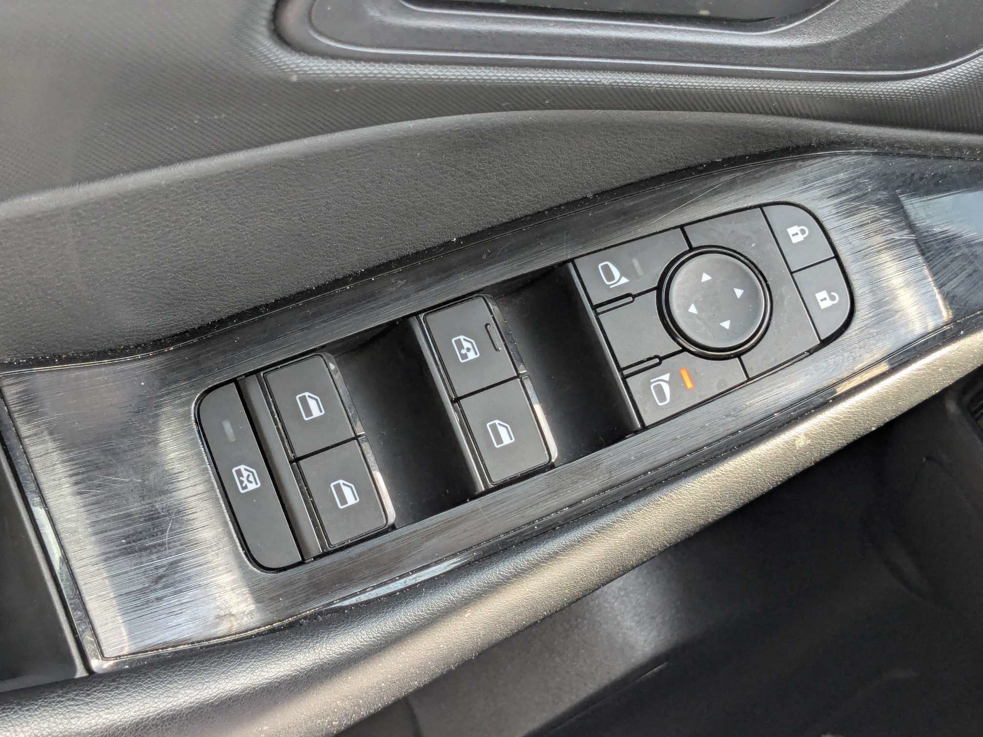 Used 2024 Nissan Rogue S AWD/4WD image 22