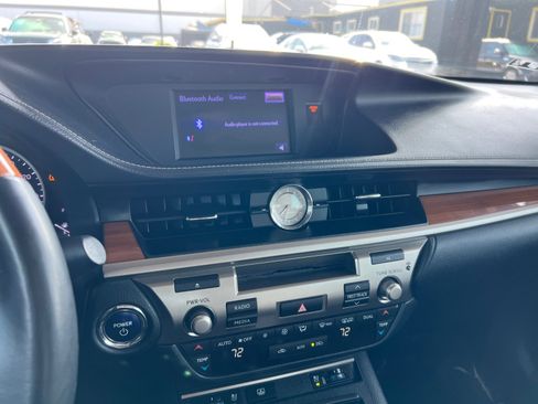 Used 2013 Lexus ES 300h image 17