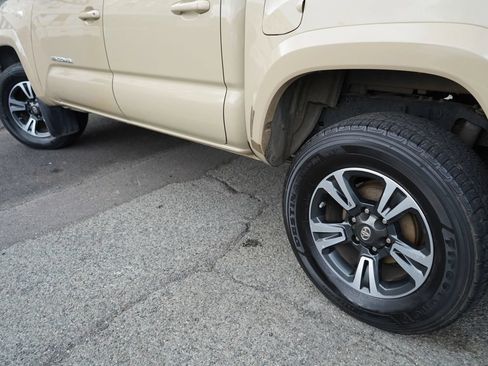Used 2017 Toyota Tacoma TRD Sport AWD/4WD image 6