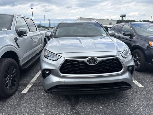 Used 2022 Toyota Highlander XLE AWD/4WD image 4