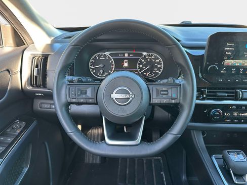 Used 2025 Nissan Pathfinder SL AWD/4WD image 13