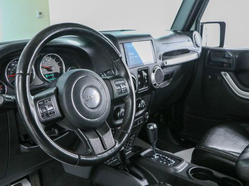 Used 2016 Jeep Wrangler Unlimited Sahara w/ Dual Top Group AWD/4WD image 22