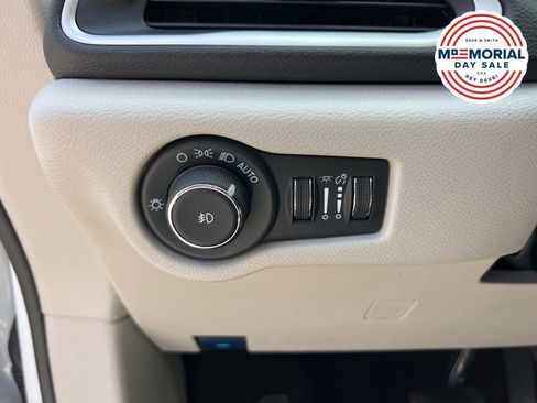 Used 2024 Chrysler Pacifica Touring-L FWD image 10